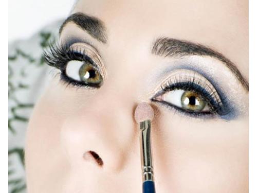 Maquillaje azul y plata