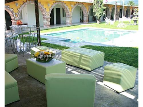 Celebra junto a la alberca