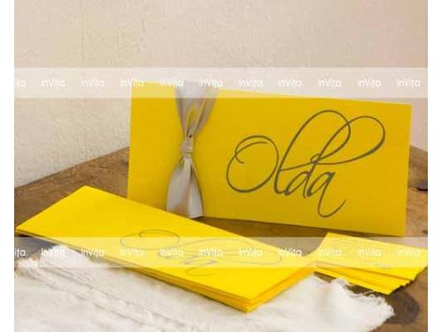 Amarillo con moño plata