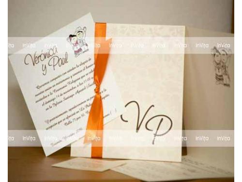 Tono crema con moño naranja