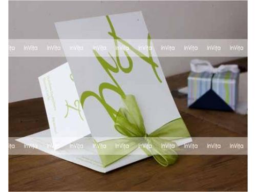 Letras verdes y moño combinado