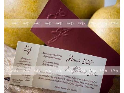 Invitación horizontal con grabado en iniciales