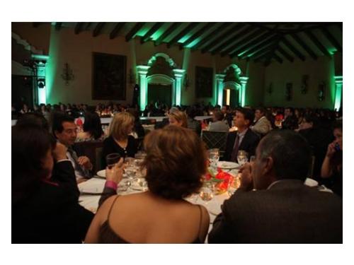 Iluminación arquitectónica en boda de noche
