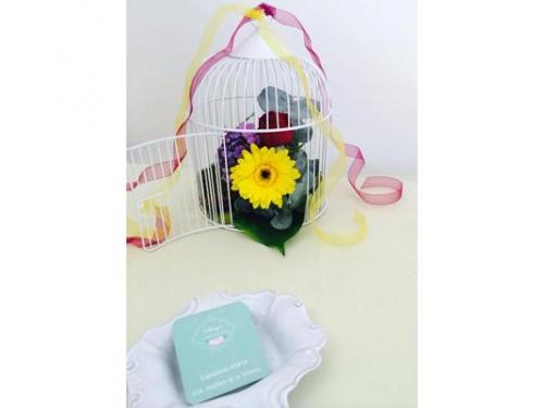 Flores en jaula decorada