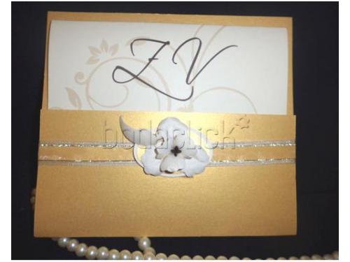 Invitación dorada con flor