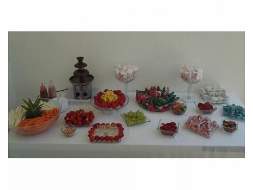 Mesa con fuente de chocolate