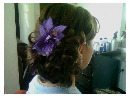 Peinado con flor