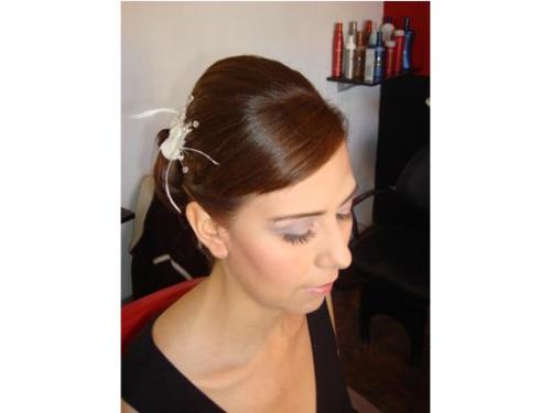 Detalle de maquillaje y peinado de la novia