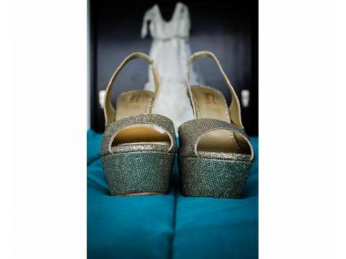 Detalle de zapatos y vestido