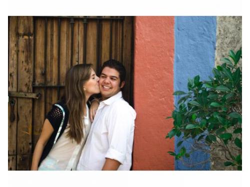 Tierno beso de novios