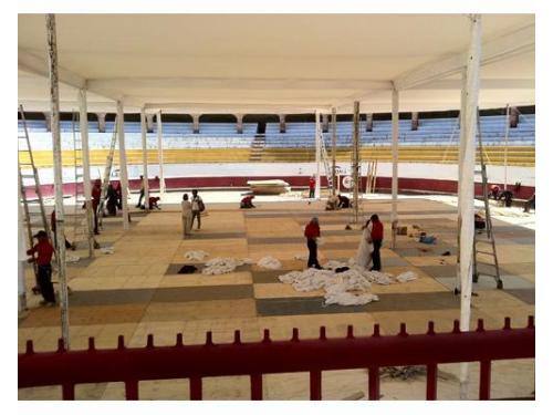 Montaje de carpa en el ruedo de la plaza de toros
