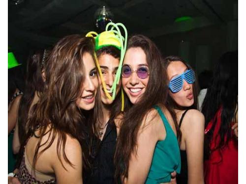 Los invitados felices