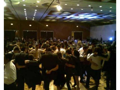 Invitados bailando