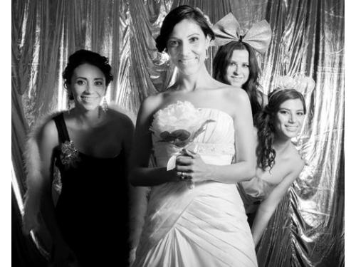 Novia con su ramo y sus amigas