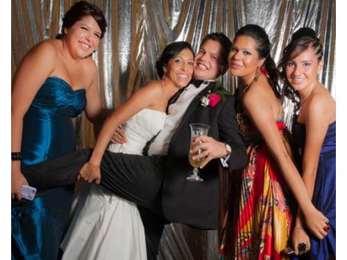 Novia sujetando a su novio