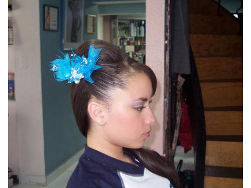 Peinado con tocado azul