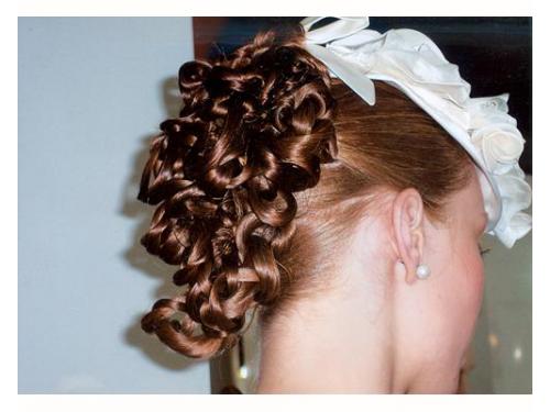 Peinado con tocado de lado