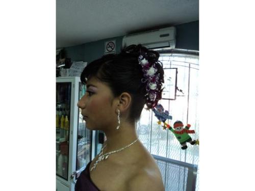 Tocado blanco y morado