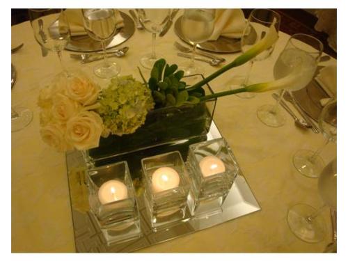 Montaje con veladoras en el centro de la mesa