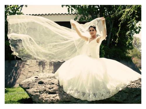 Novia con velo volando