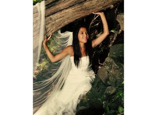 Novia posando bajo un árbol