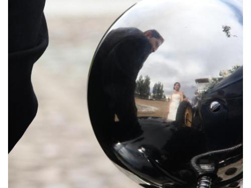 Novios en retrovisor