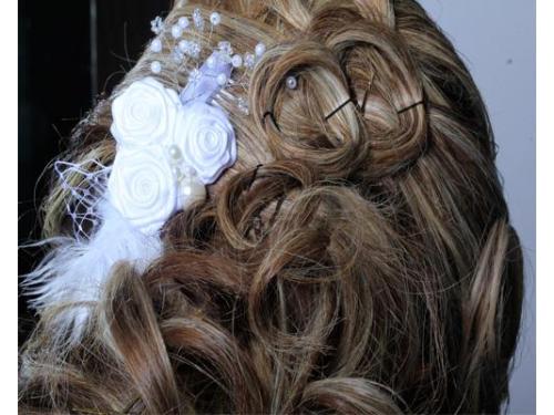 Peinado con tocado de flores blancas