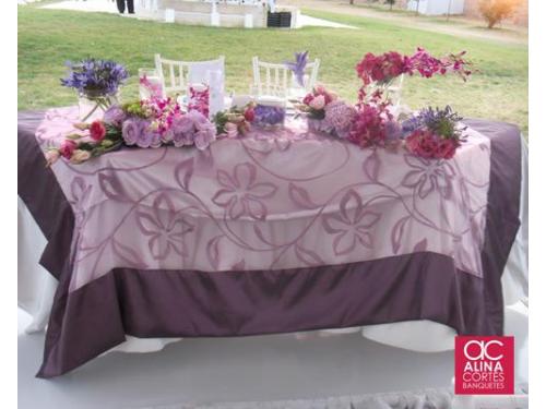 Mesa de los novios con adornos florales