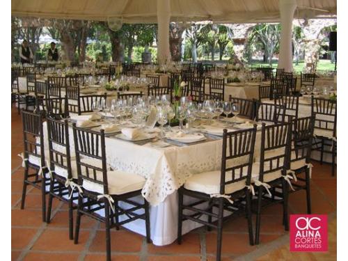 Montaje tiffany chocolate en mesas cuadradas