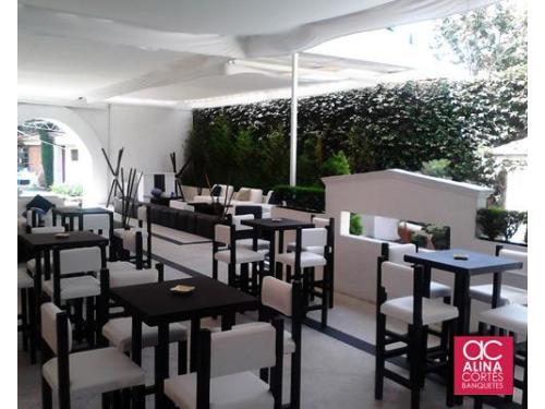 Mesas altas con sillas periqueras