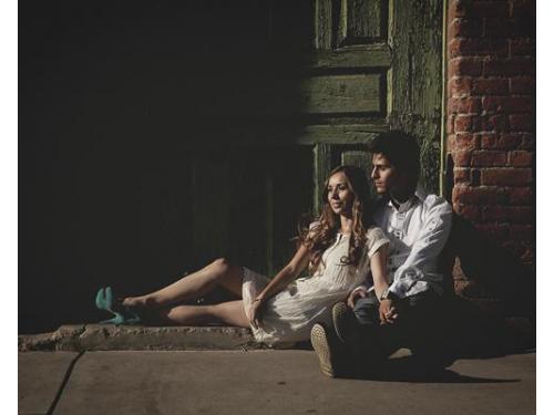 Pareja disfrutando del aire libre