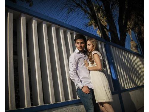 Pareja bajo un árbol