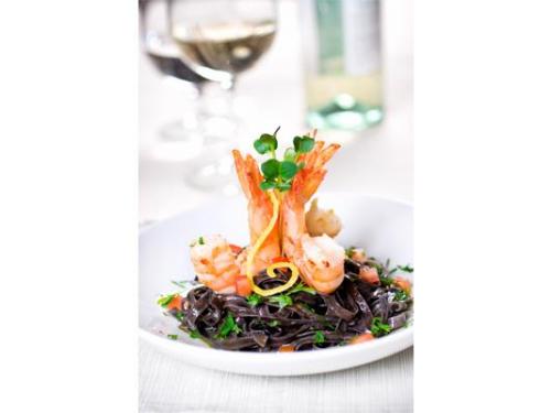 Camarones con tallarín negro