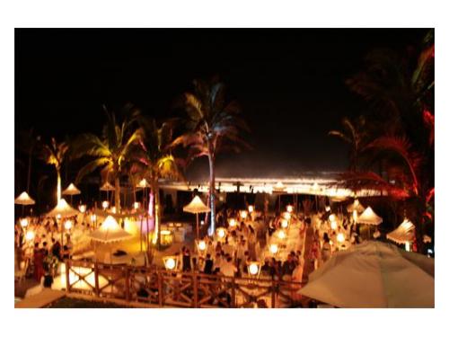 Vista panorámica de boda nocturna