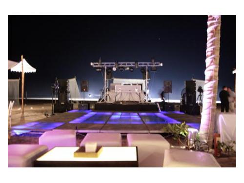 Montaje de pista, equipo de audio y sala lounge para tu evento