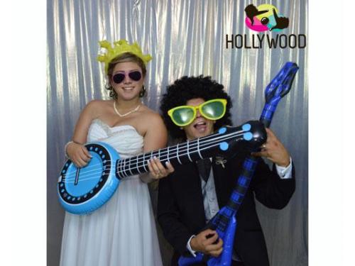 Novios con lentes y pelucas