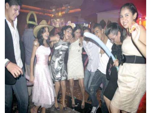 Festejando a los novios