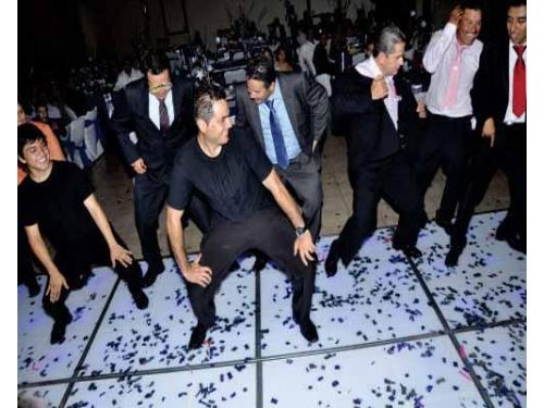 Invitados bailando