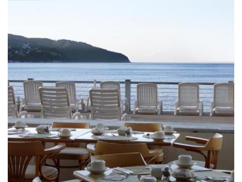 Restaurante el delfin con vista al mar