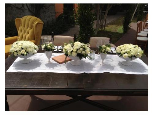 Decoración floral en la mesa de honor