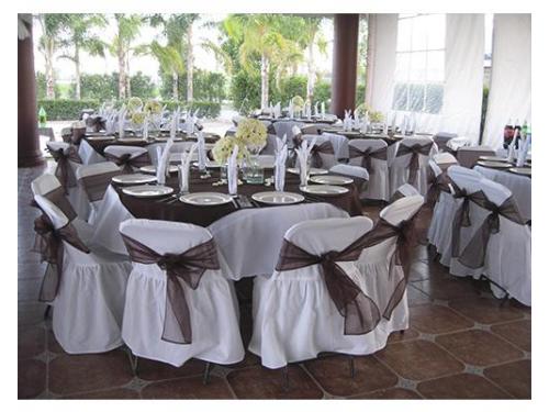 Montaje contemporáneo con vajilla clásica. ideal para las bodas en jardines