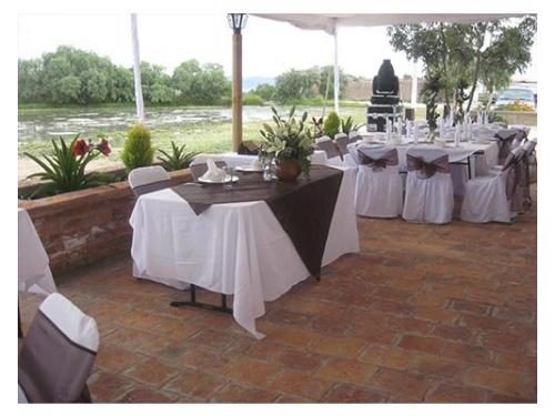 Mesa de honor con mesa rectangular o bien puede ser media luna