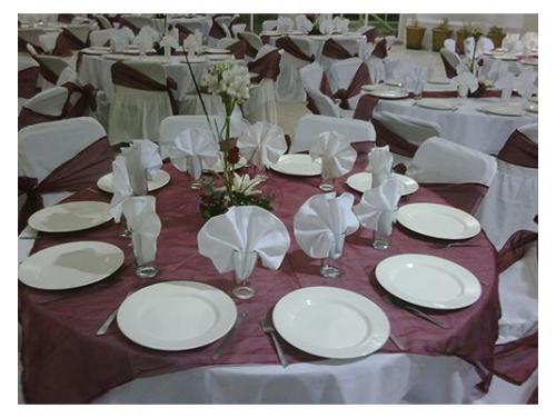 Mantel color vino con moños de lado por si deseas algo diferente