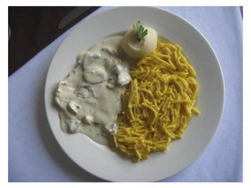 Deliciosa pechuga de pollo bañado en gravy de champiñones, acompañado de spaguetti al morrón y rematado con puré de papa