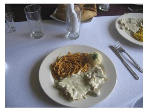 Exquisito lomo bañado en salsa blanca acompañado con espagueti al chipotle y delicioso puré de papa