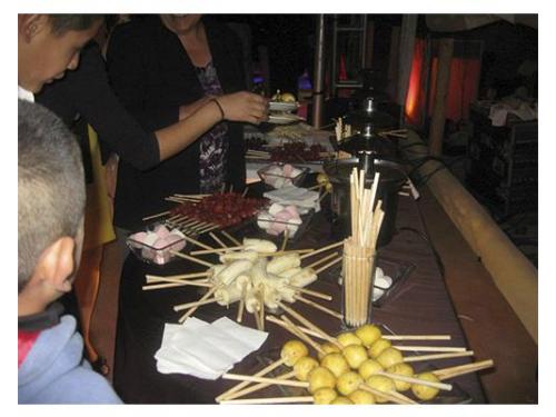 Banderillas de fruta para combinarlos con chocolate