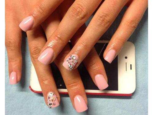 Uñas rosas con detalles