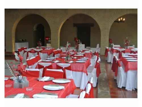 Montaje rojo con centros de mesa