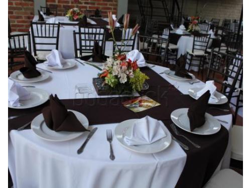 Montaje con sillas tiffany y caminos de mesa