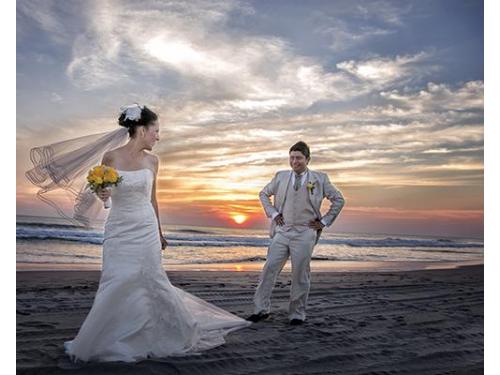 Novios con en la playa